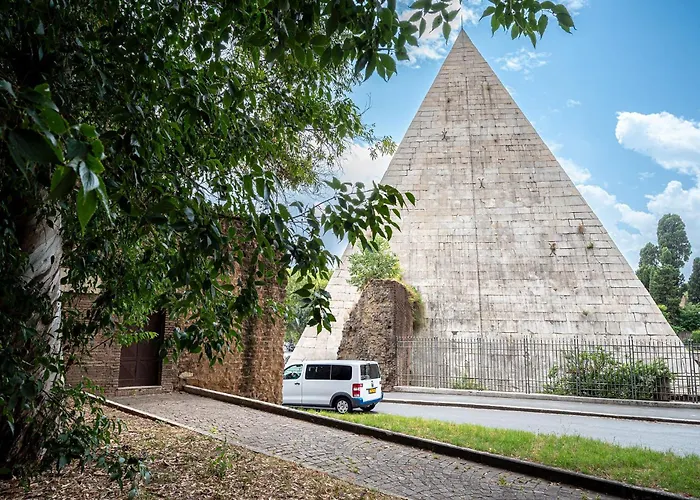 Domus Piramide * Rom